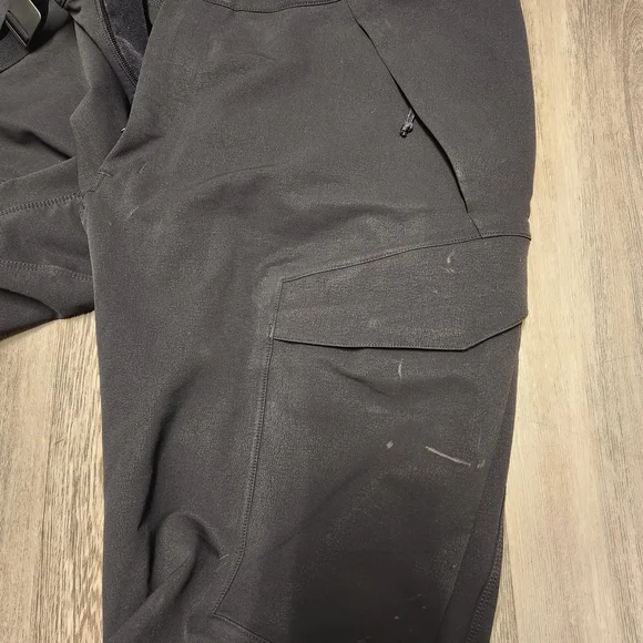 Arc'teryx Men's Black Cargo Pants - Picture 7 of 10